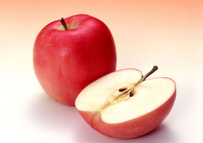 警惕：苹果啃到果核 这样吃堪比吃砒霜