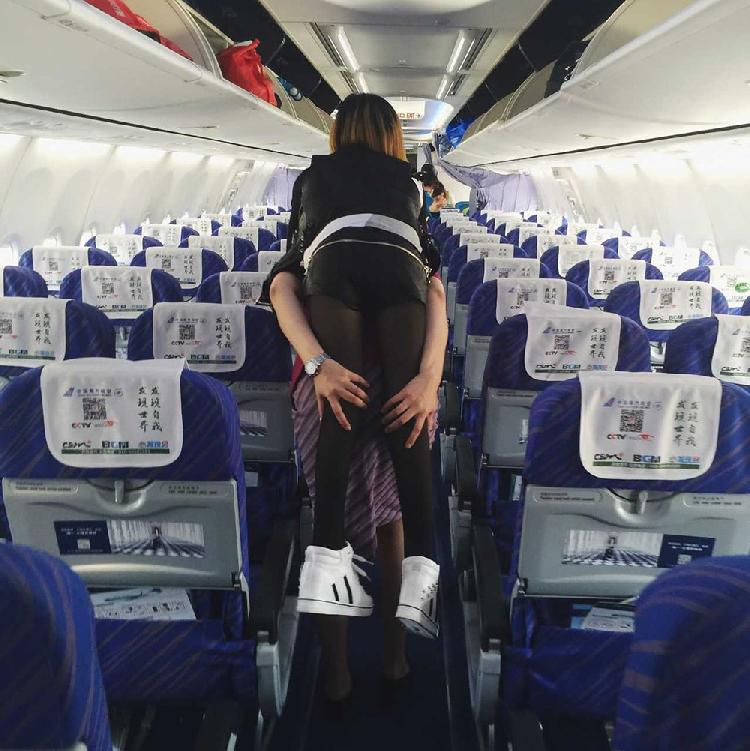 广州空姐背女乘客下机