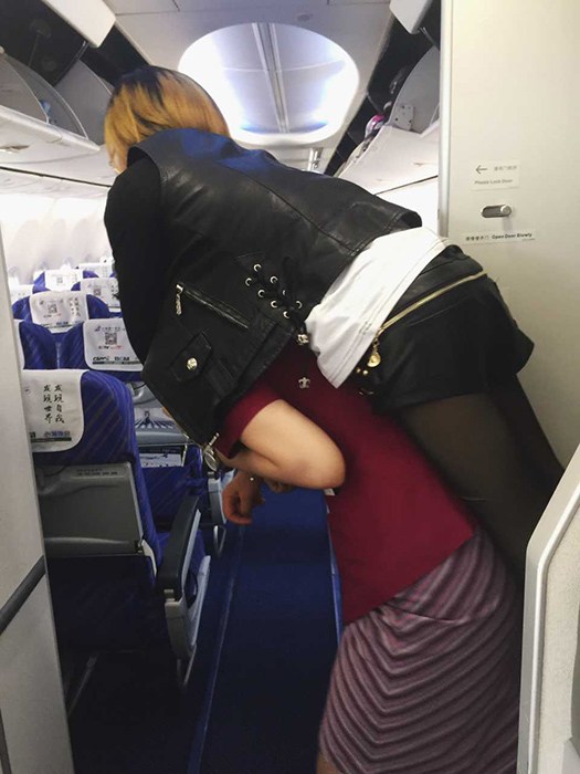 广州空姐背女乘客下机