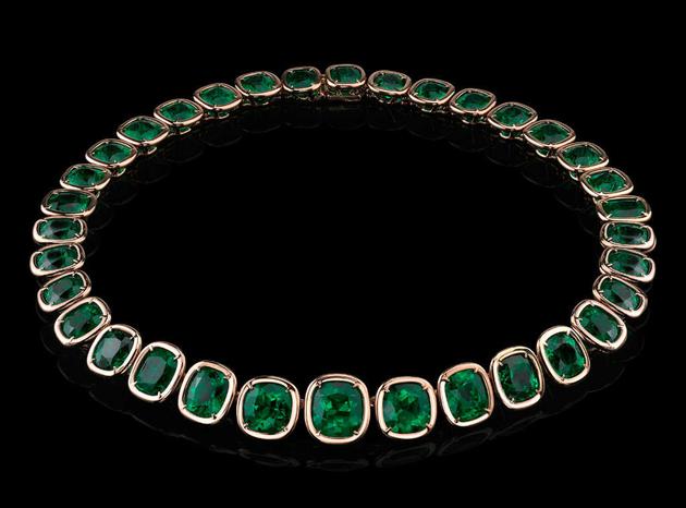 由44颗祖母绿宝石组成，重达103.48克拉的项链