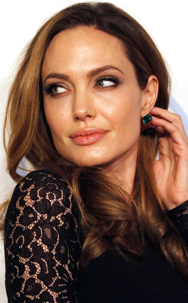 安吉丽娜朱莉佩戴“Style of Jolie”系列祖母绿耳坠。
