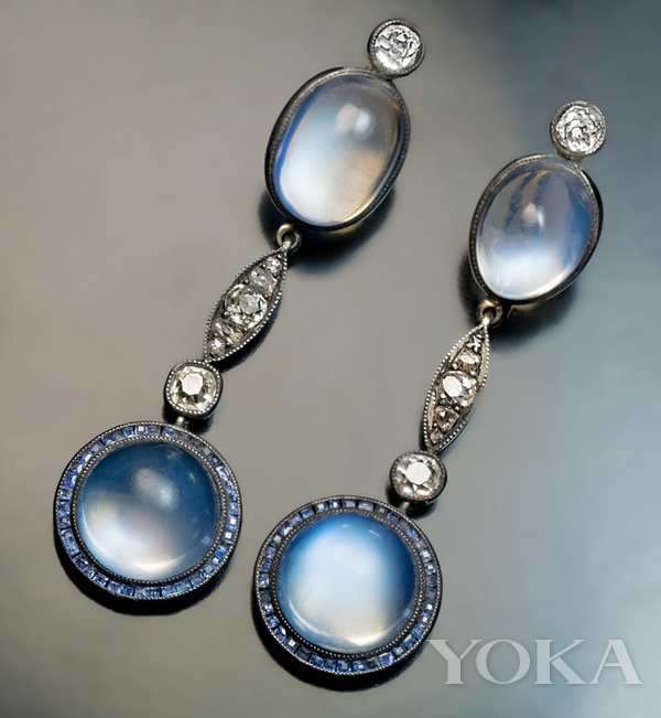 月光石蓝宝石钻石耳环。