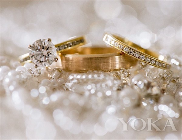 订婚戒指和结婚戒指。