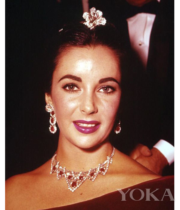 伊丽莎白·泰勒佩戴红宝石首饰套件，图片来自Pinterest。