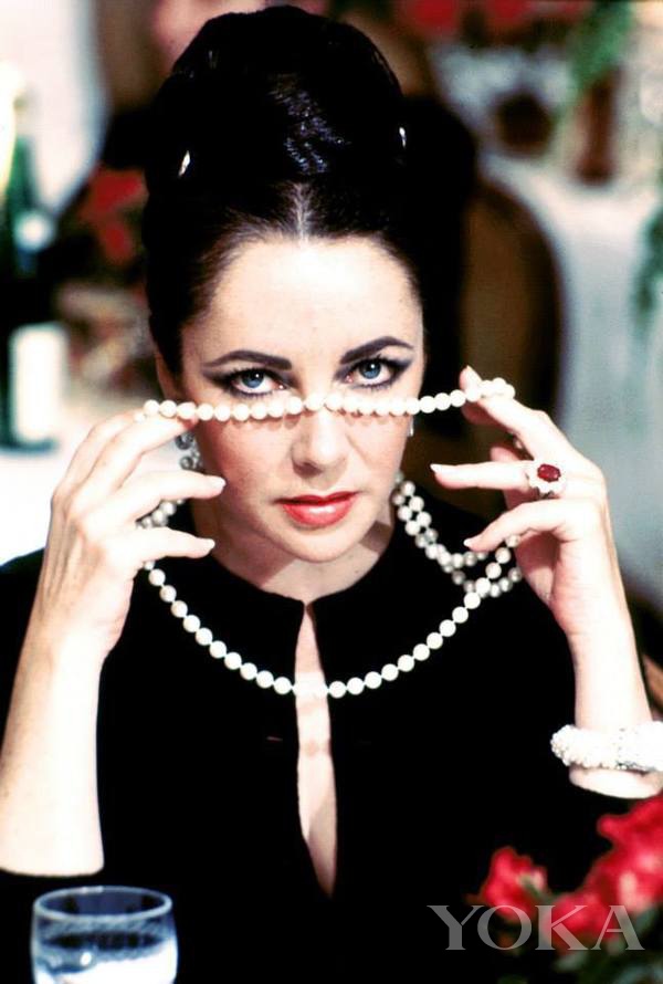 伊丽莎白·泰勒佩戴红宝石戒指，图片来自Pinterest。