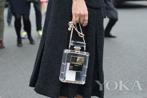 Chanel透明香水瓶手袋，图片来自Twitter。
