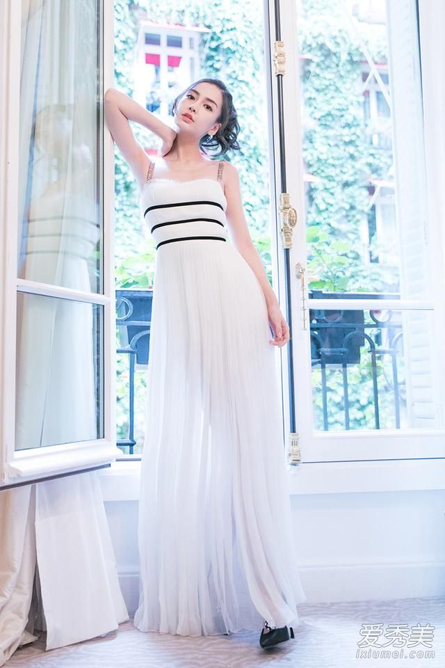 Angelababy亮相巴黎Dior70周年展 身穿吊带白裙优雅而又灵动
