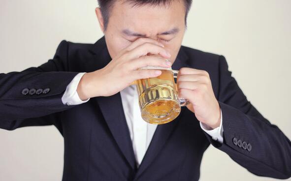 长期酗酒可能引发食管癌 食管癌与什么有关