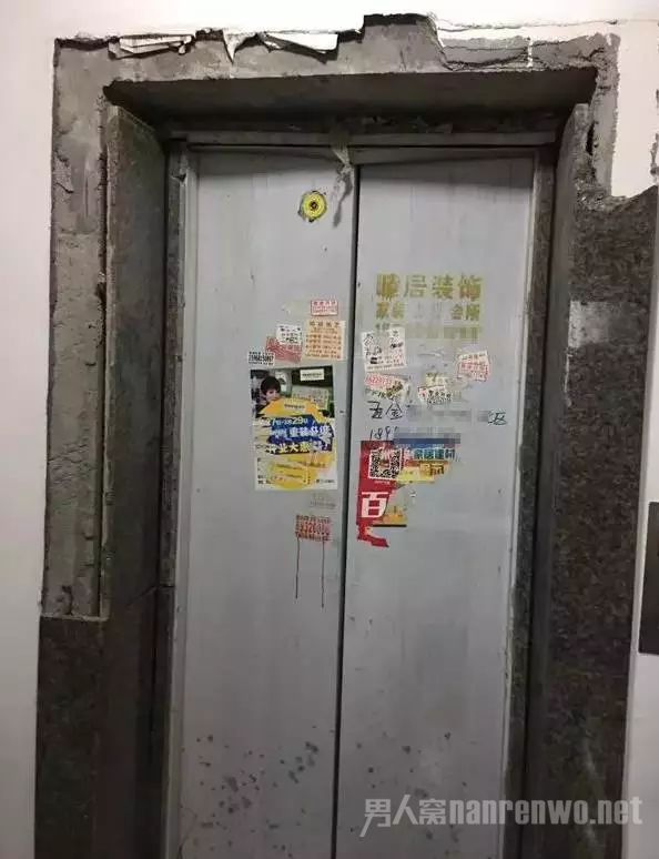 电梯门被炸