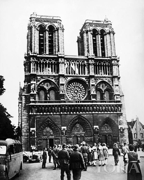 沦陷时期的巴黎圣母院，图片来自Pinterest。