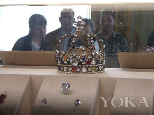 路易十五的王冠（上）和摄政王钻石（下中）、奥坦丝钻石（下左）桑西钻石（下右），图片来自hotel-r.net。