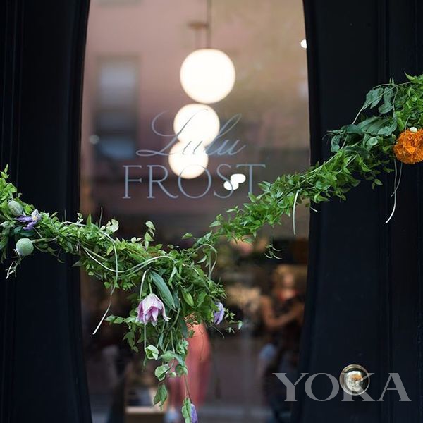 Lulu Frost店铺门口的鲜花装饰，图片来自Lulu Frost官方Instagram。