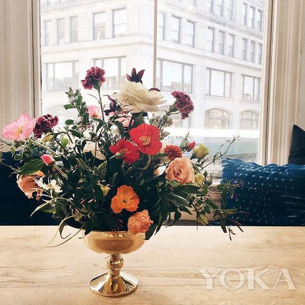 随处可见的插花，图片来自Lulu Frost官方Instagram。
