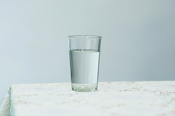 如果大量出汗后想要喝水，最好喝淡盐水