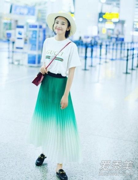 唐艺昕最新机场街拍图片 唐艺昕机场绿色渐变百褶裙是什么牌子