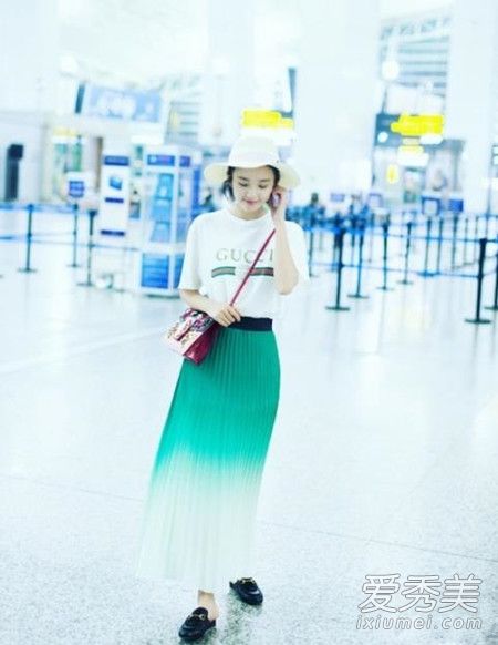 唐艺昕最新机场街拍图片 唐艺昕机场绿色渐变百褶裙是什么牌子