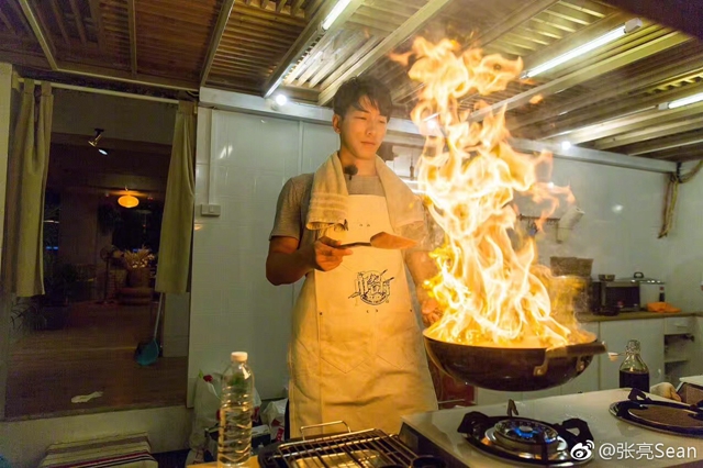黄晓明，图片来源湖南卫视中餐厅微博。