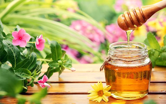 蜂蜜是美容养生的佳品，秋季该怎么吃？