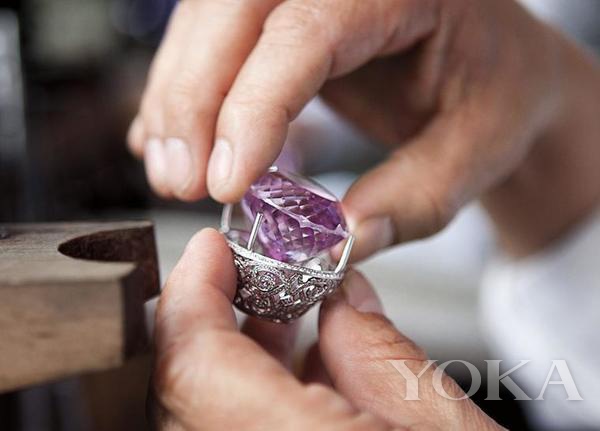 紫锂辉石珠宝，图片来自The Jewellery Editor。