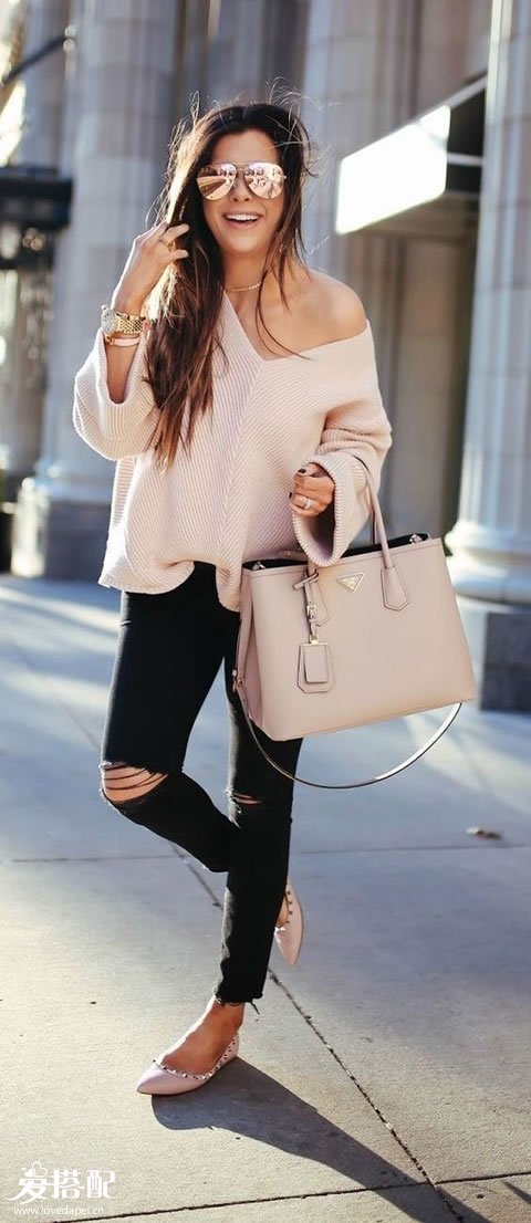 黑色破洞牛仔裤+淡粉色V领毛衣、尖头鞋和包包