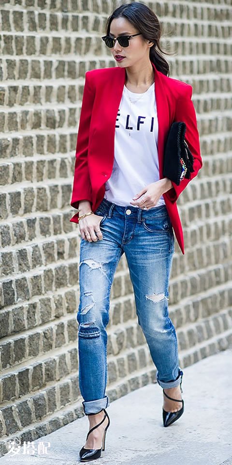 BF牛仔裤+白色字母T恤+红色西服+黑色系带高跟鞋
