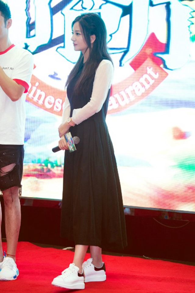赵薇参加真人秀《中餐厅》发布会，图片来源于积家。