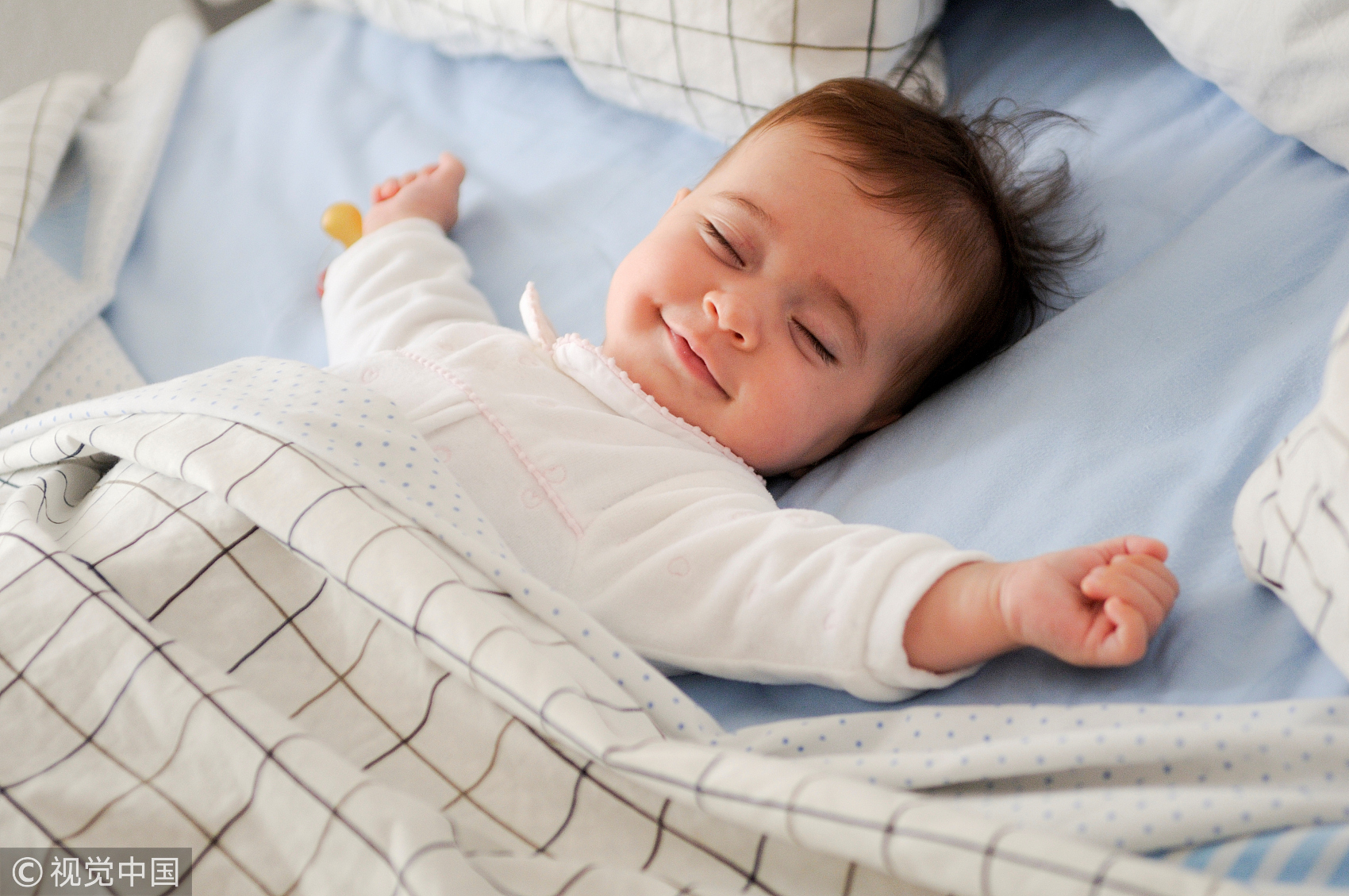 婴儿晚上不睡觉 这种体现正常吗？