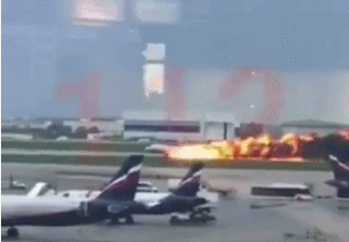 视频:俄罗斯一客机起火 乘客逃生、舱内画面曝光