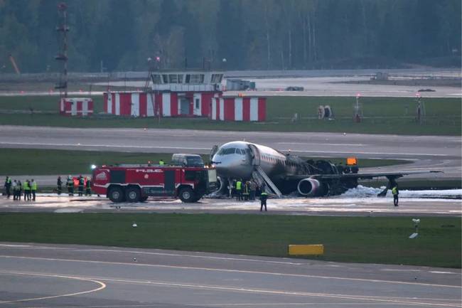 视频:俄罗斯一客机起火迫降 乘客逃生、舱内画面曝光