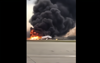 俄罗斯一客机起火 乘客逃生、舱内画面曝光