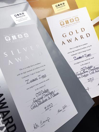 　　华人设计师曾子谋所获颁2020年英国金匠精工艺与设计大赛“珠宝生产”类目金奖（右）与“贵金属珠宝”类目银奖（左）证书。