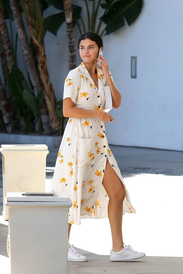 观看 1000 次而不感到无聊是赛琳娜·戈麦斯 (Selena Gomez) 穿着漂亮连衣裙的时刻 - 照片 6。