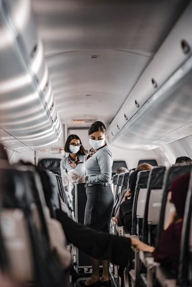 这位“年度丈夫”将他的航班升级为商务舱，同时将他的妻子送回一个孤独的街头舱，在 12 小时的飞行中——照片 3。