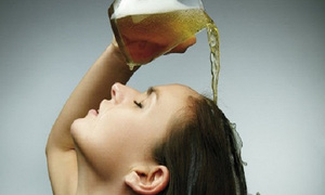 了解如何用啤酒洗头以治疗头皮屑并使其有光泽和健康