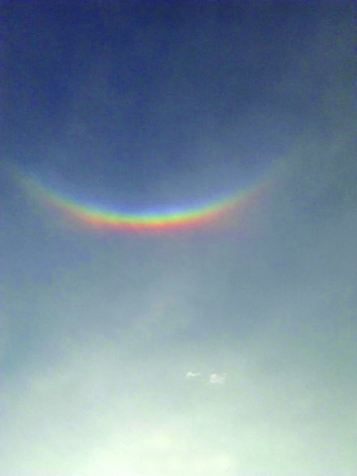 南京上空昨现“倒挂彩虹”。