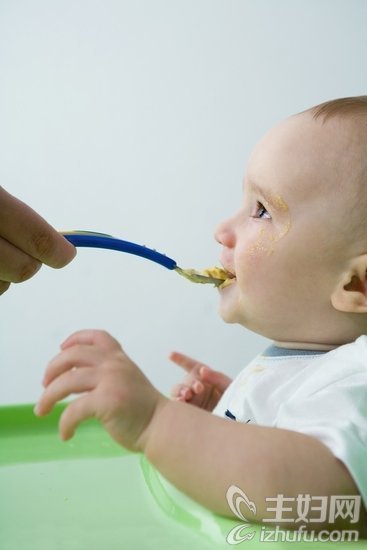 六个月大婴儿不宜吃固体食物