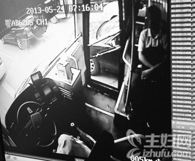 武汉边开车边吸毒公交司机被解聘 自称吃槟榔