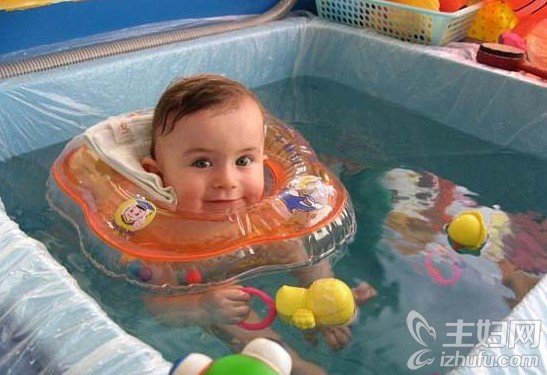 专家称婴儿游泳脖圈或有隐患 