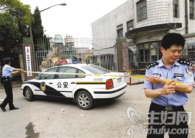 昨日，警察在上海市宝山区发生枪击案的化工厂警戒。目前案件正在进一步侦查中。新华社记者 陈飞 摄