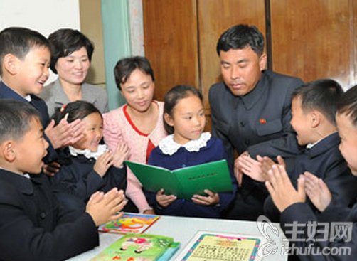 景香和老师同学们一起读书来源：劳动新闻