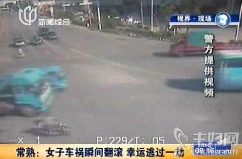 江苏常熟体操姐车祸瞬间视频 女子卷货车轮底翻滚逃生