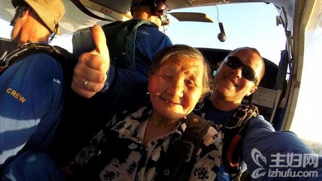 组图：中国81岁老太澳洲玩高空跳伞惊呆游客