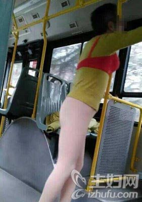 男子穿胸罩乘公交