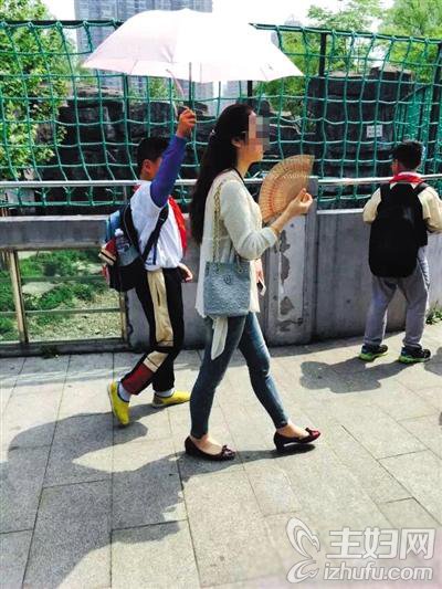 上海小学生为老师打伞引质疑 撑伞学生称是自愿