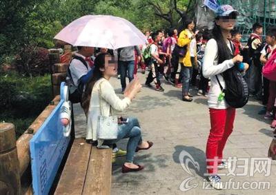 上海小学生为老师打伞引质疑 撑伞学生称是自愿