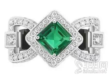 Louis Vuitton路易威登Chain Attraction 系列祖母绿方形切割戒指