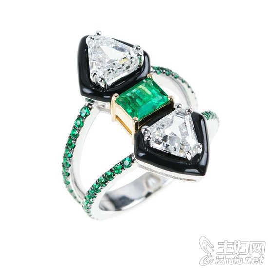 Nikos Koulis 三角切开钻石和翡翠、黑色搪瓷戒指