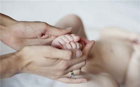 新生儿双腿透明 新生儿双腿透明怎么回事 新生儿先天性皮肤发育不全