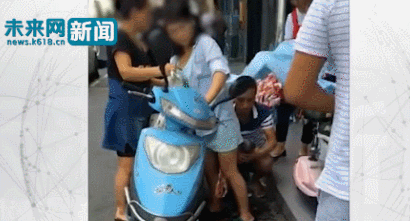 杭州孕妇当街突然停下淡定站着生娃现场