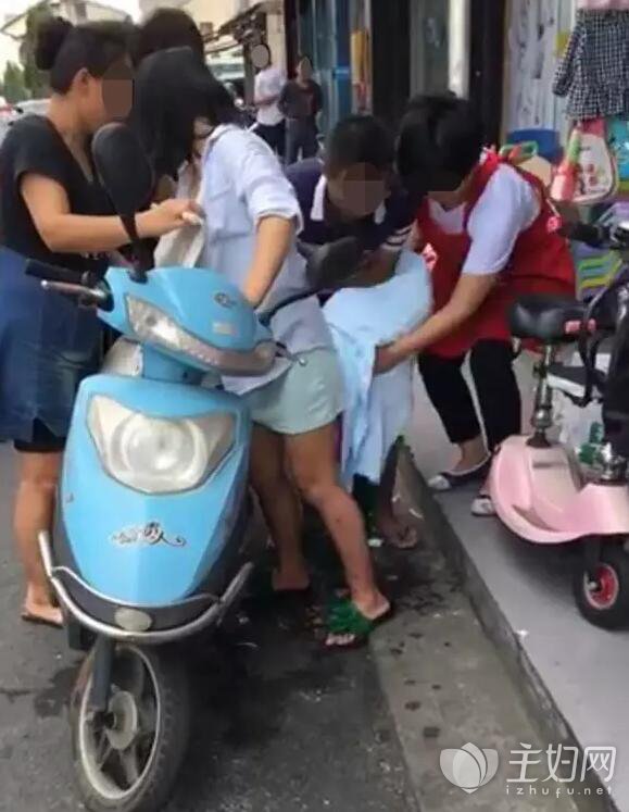 杭州孕妇当街突然停下淡定站着生娃现场